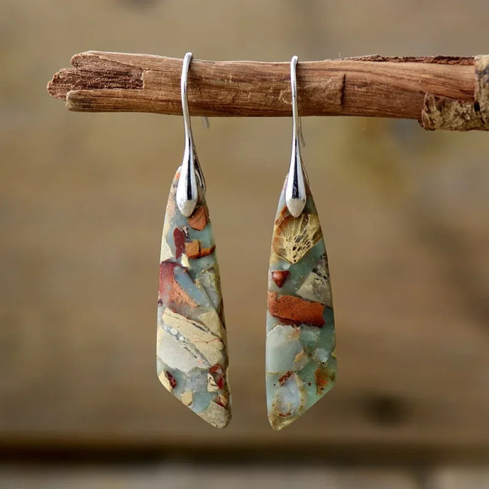 Pendientes retro lujosos adornados con piedras brillantes