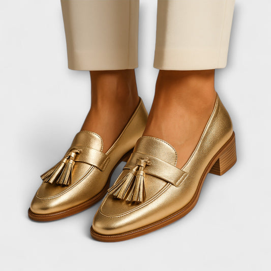 Mocasines celestiales con pompones elegantes