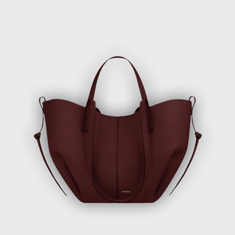 Bolso de mano diseñado con pliegues en los laterales