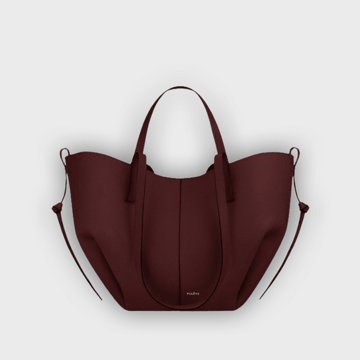 Bolso de mano diseñado con pliegues en los laterales