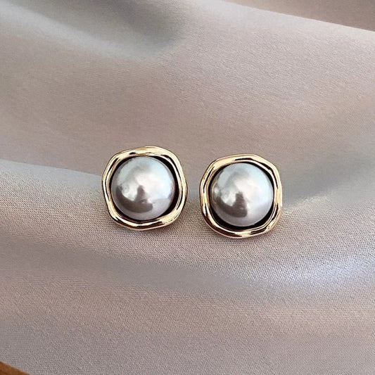 Pendientes de perla negra con diseño lujoso