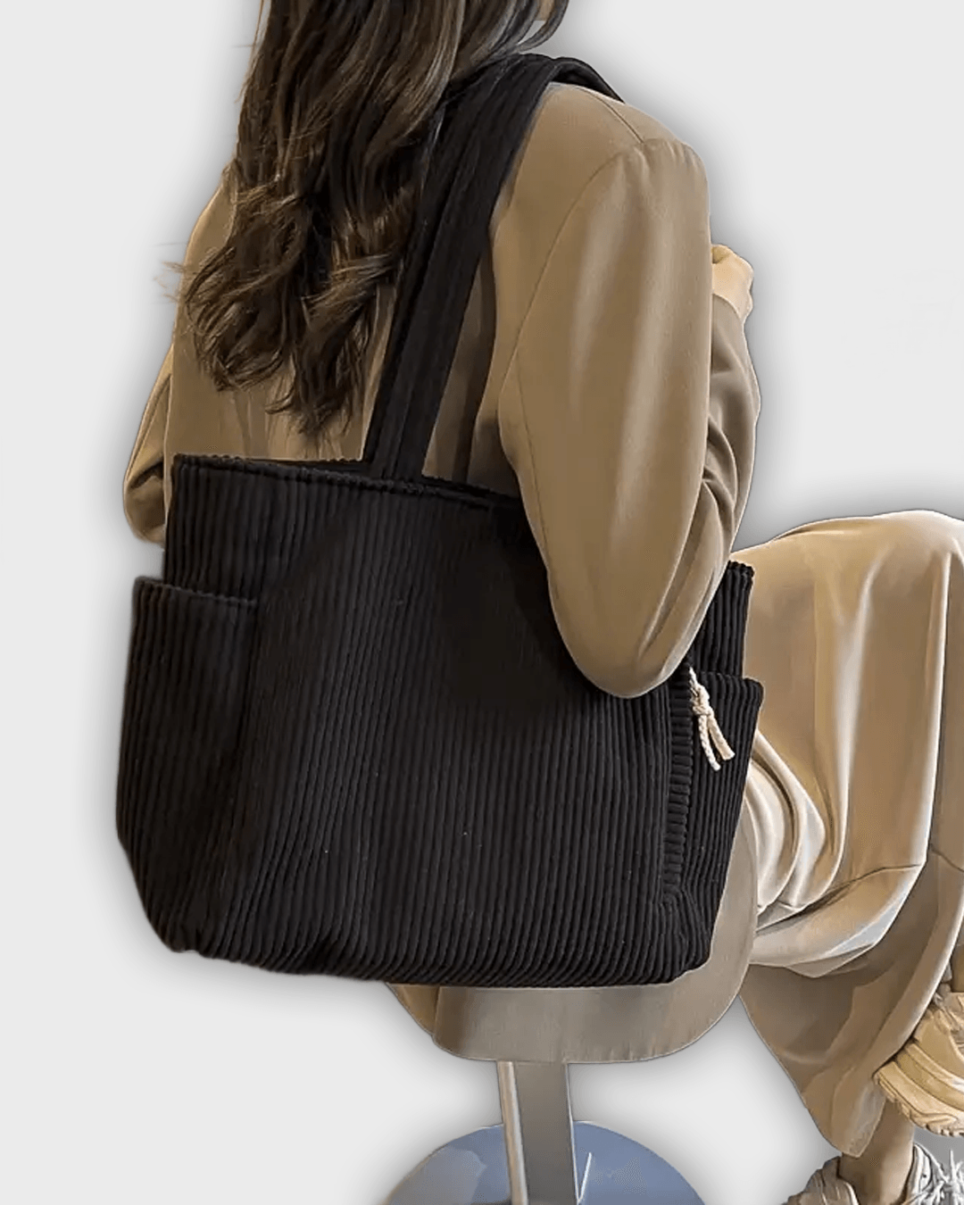 Bolso de mano con detalles de hilo