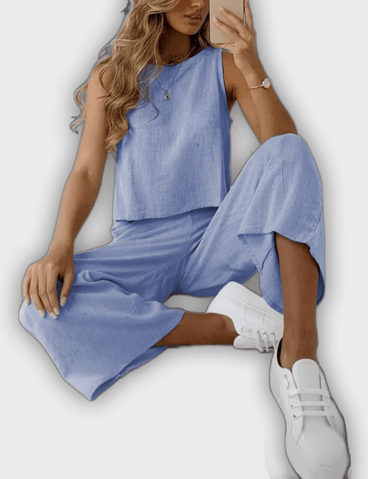 Conjunto agradable de dos piezas para mujeres - camiseta y pantalones para el verano