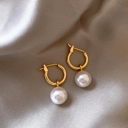 Pendientes de perlas doradas elegantes