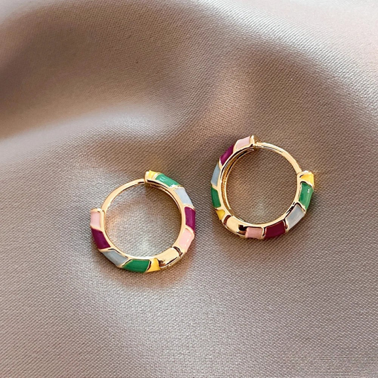 Pendientes de oro elegantes con esmalte colorido