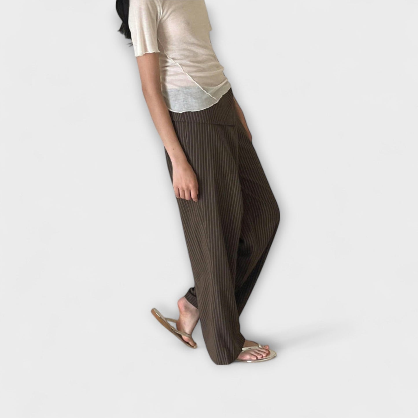 Pantalones plegados con tirantes y diseño único