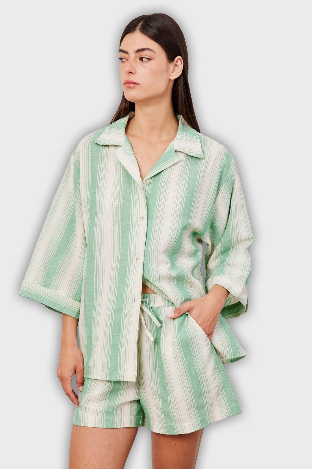 Conjunto de dos piezas corto con rayas