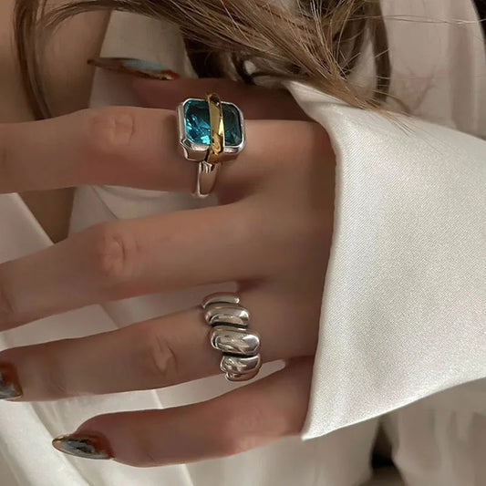 Anillo de plata con zirconia azul - Elegancia y estilo diario
