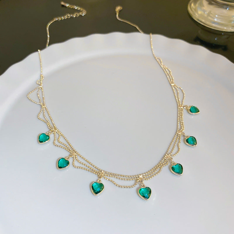 Collar de corazón único con piedras de circonio