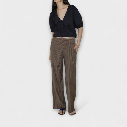 Pantalones plegados con tirantes y diseño único