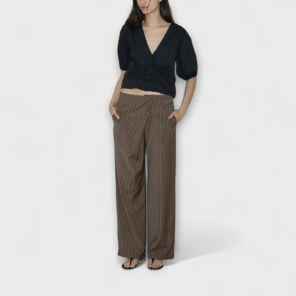 Pantalones plegados con tirantes y diseño único