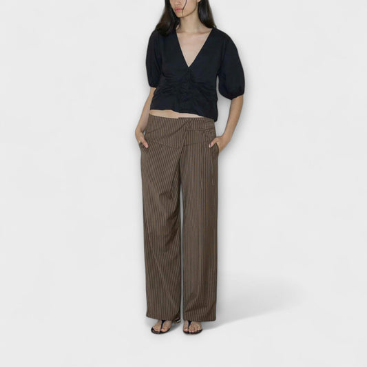 Pantalones plegados con tirantes y diseño único