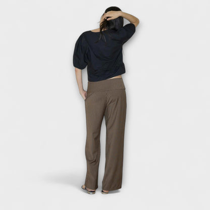 Pantalones plegados con tirantes y diseño único