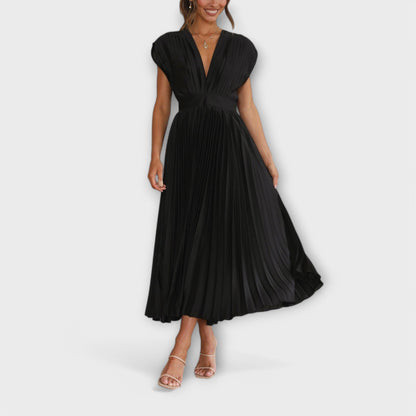 Vestido María con diseño de cuello en V y pliegues