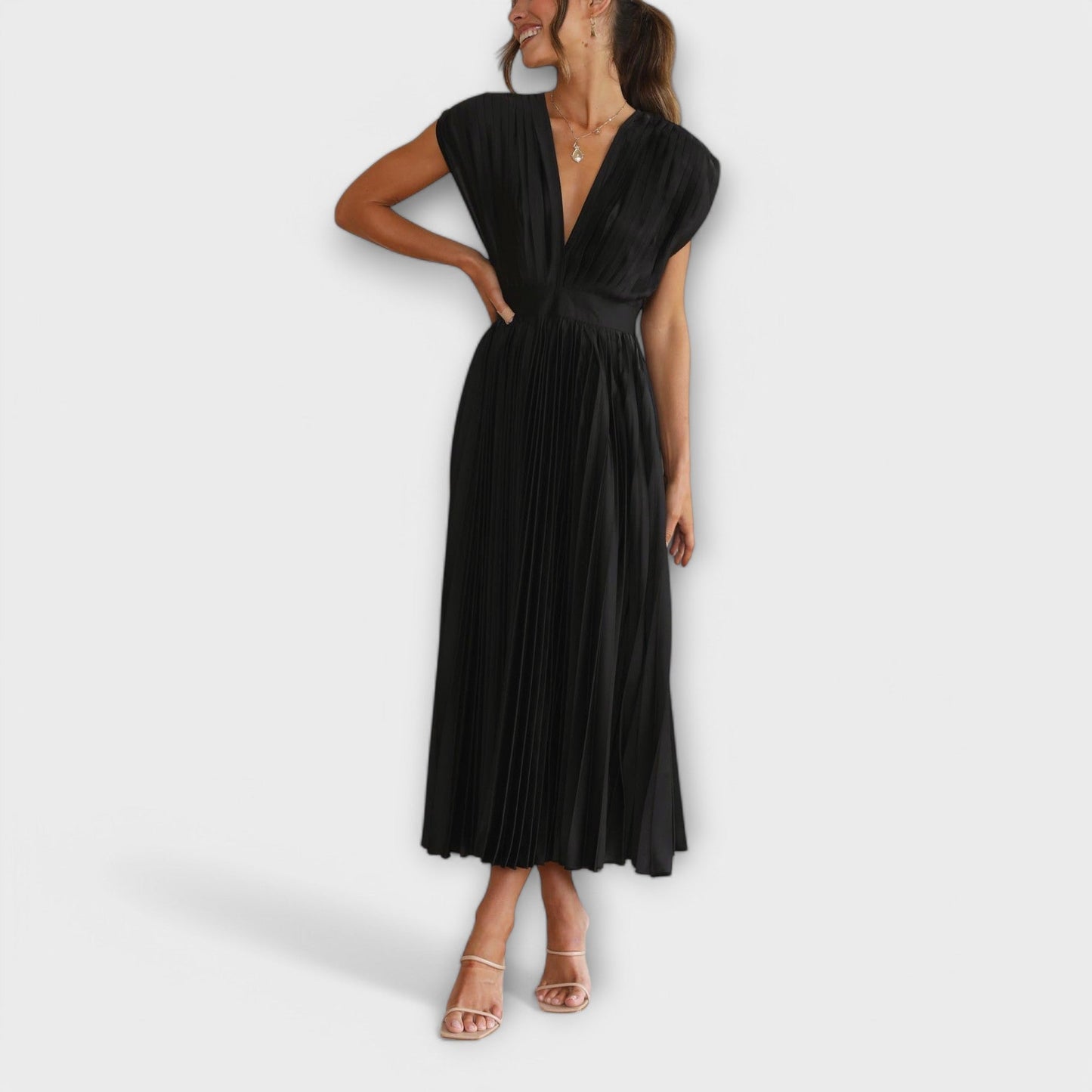 Vestido María con diseño de cuello en V y pliegues