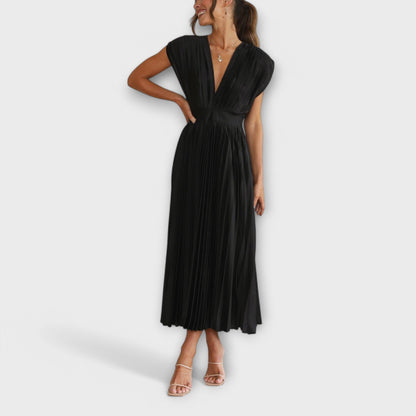 Vestido María con diseño de cuello en V y pliegues