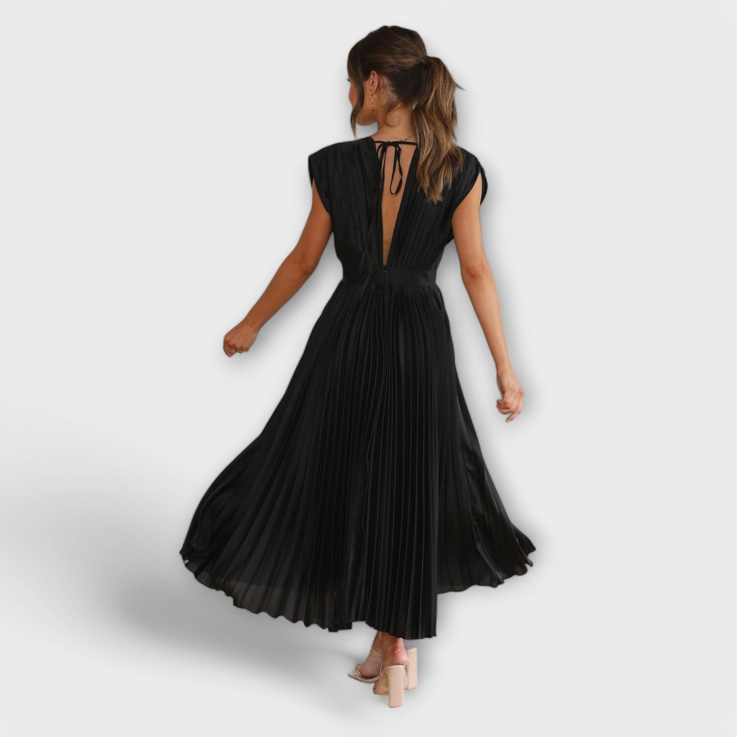 Vestido María con diseño de cuello en V y pliegues