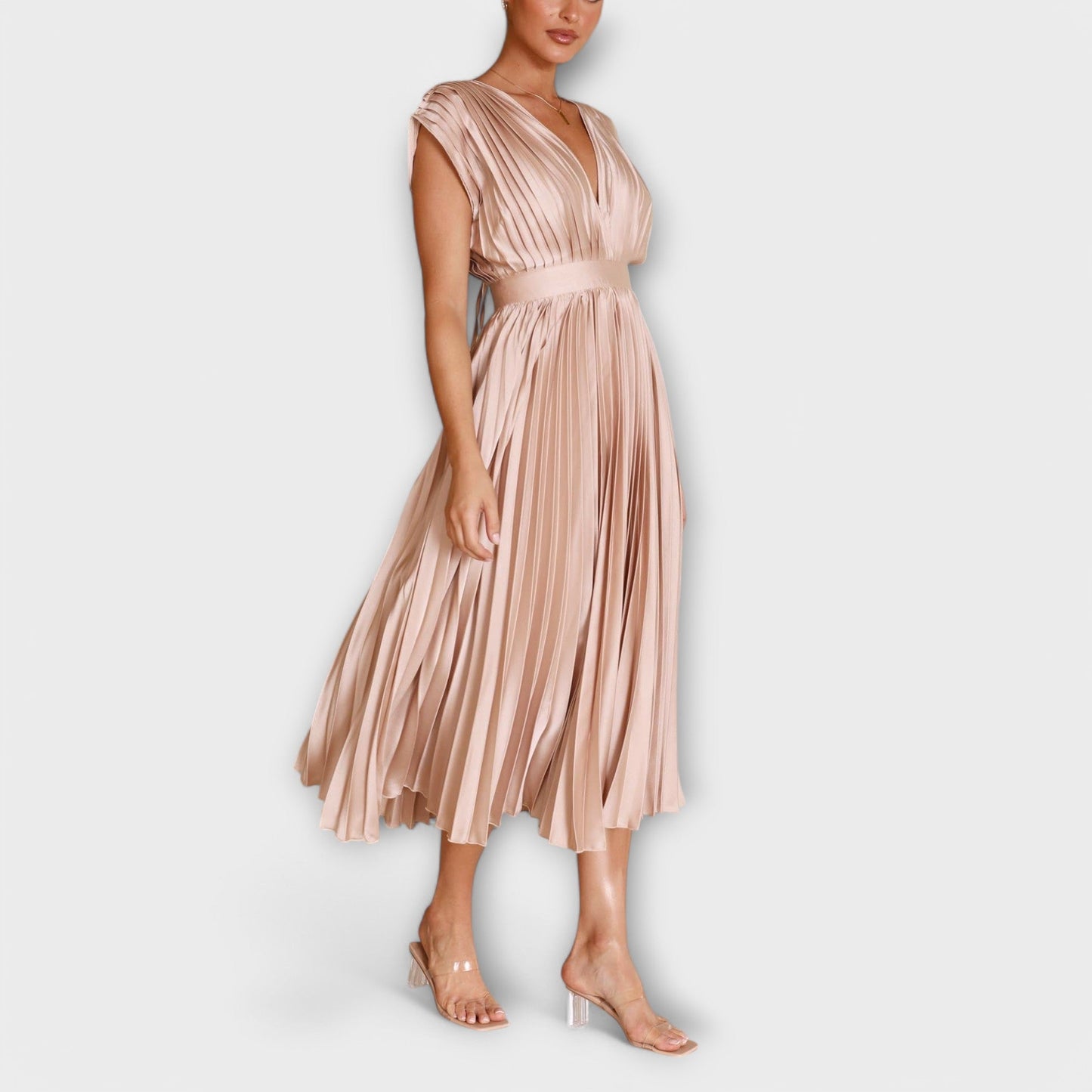 Vestido María con diseño de cuello en V y pliegues