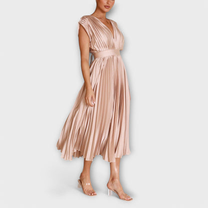 Vestido María con diseño de cuello en V y pliegues