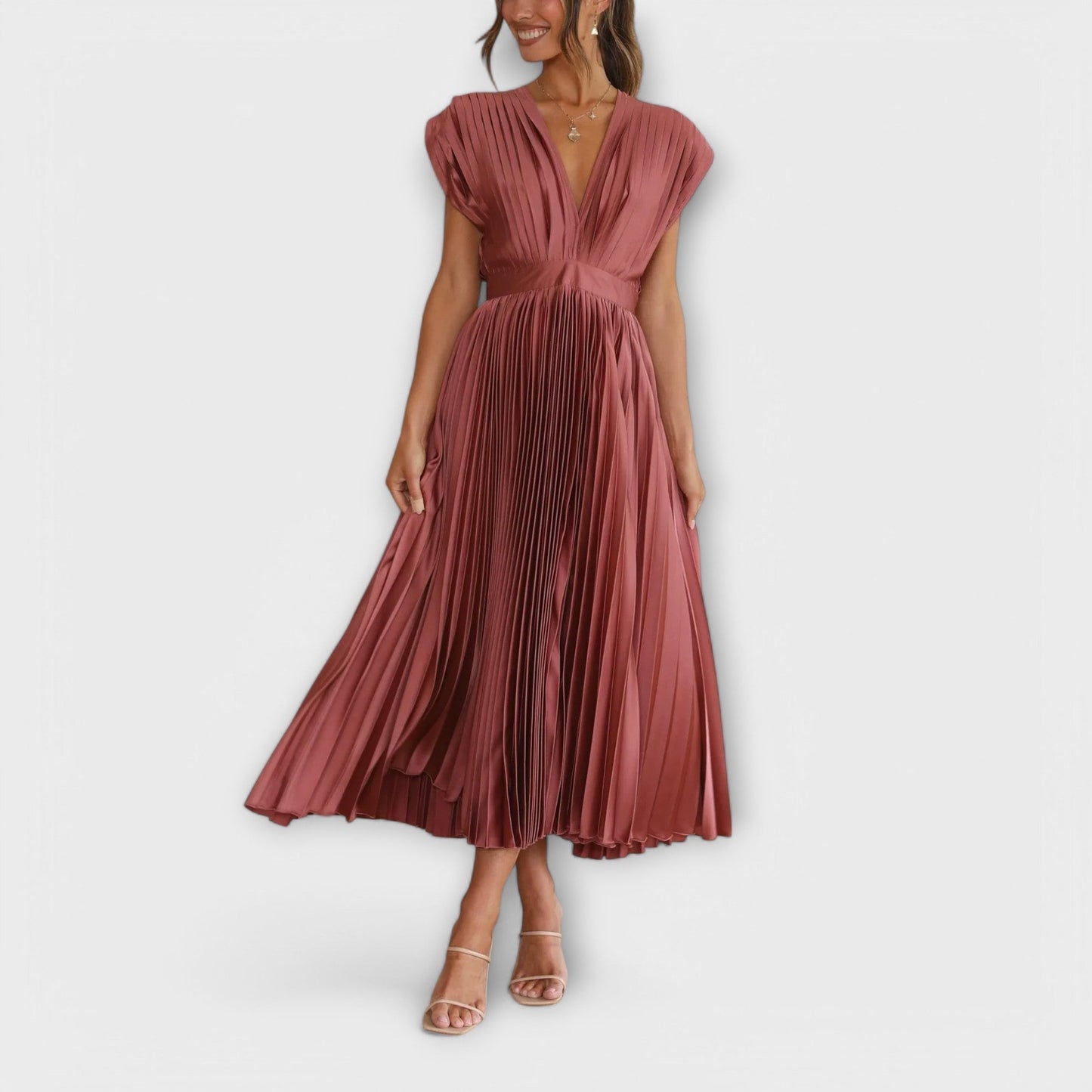 Vestido María con diseño de cuello en V y pliegues