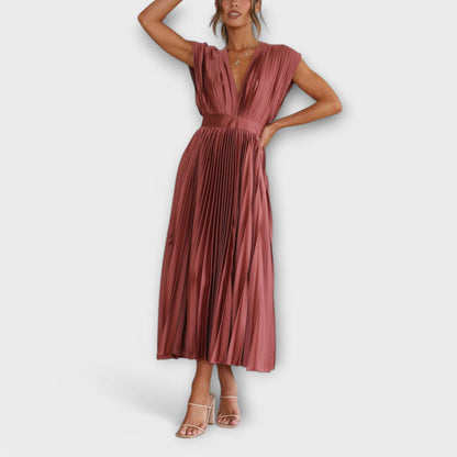 Vestido María con diseño de cuello en V y pliegues