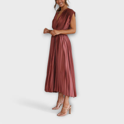 Vestido María con diseño de cuello en V y pliegues
