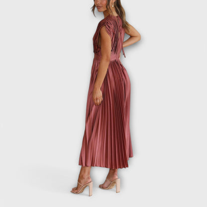 Vestido María con diseño de cuello en V y pliegues