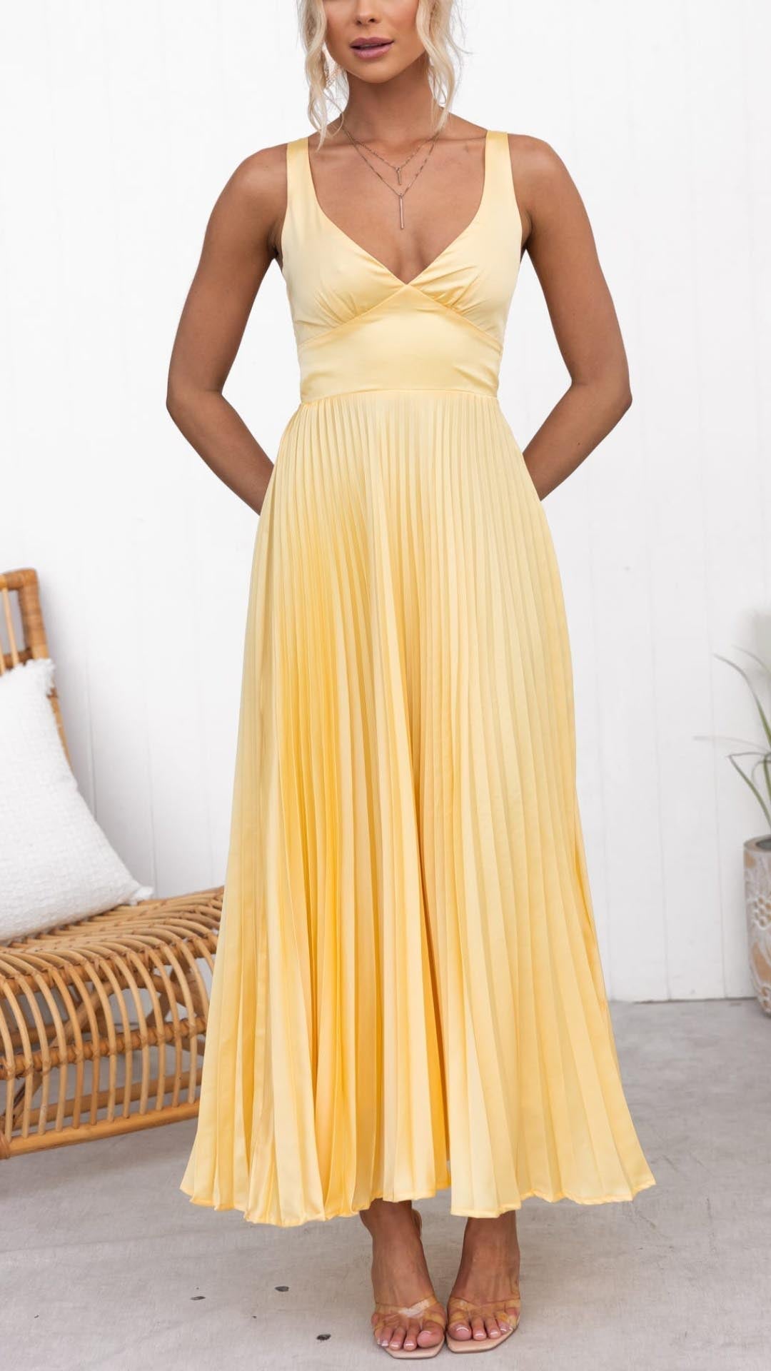 Avi - Vestido maxi plisado amarillo con cuello en V