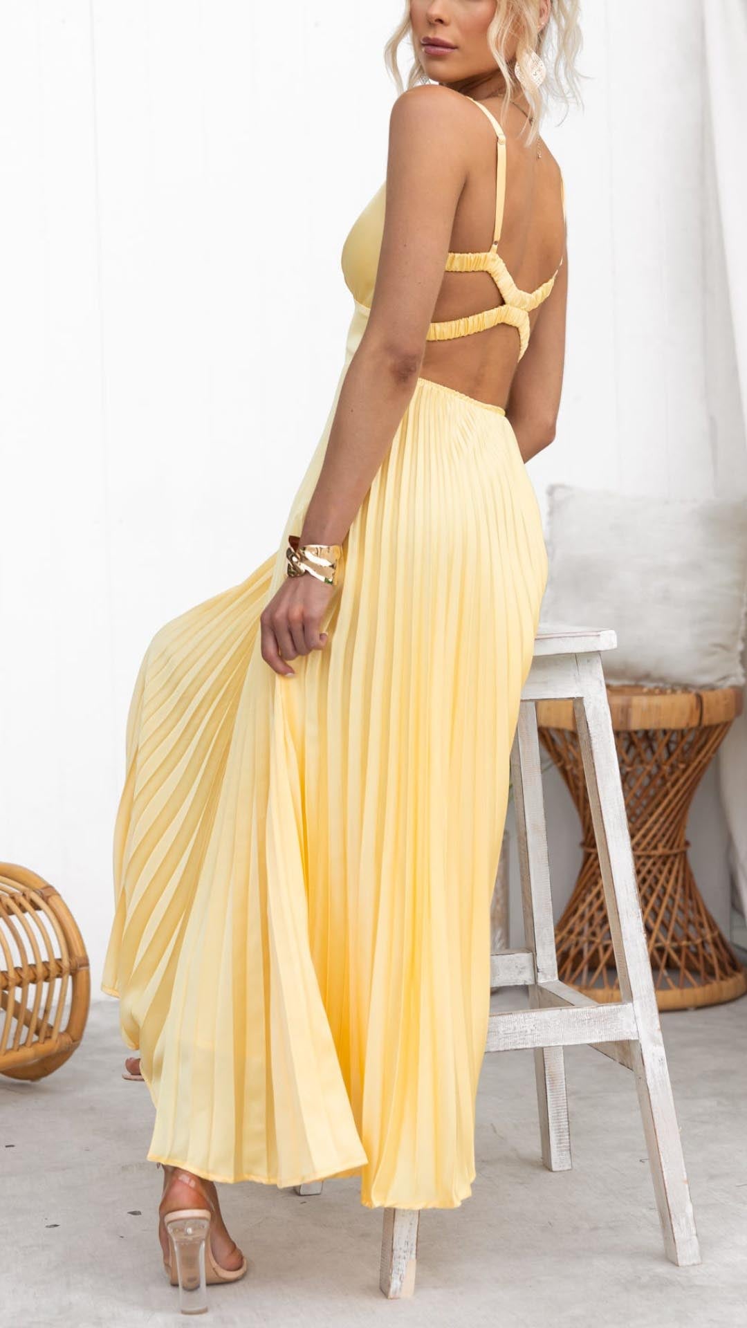 Avi - Vestido maxi plisado amarillo con cuello en V