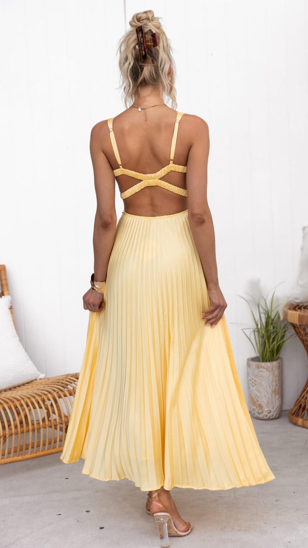 Avi - Vestido maxi plisado amarillo con cuello en V