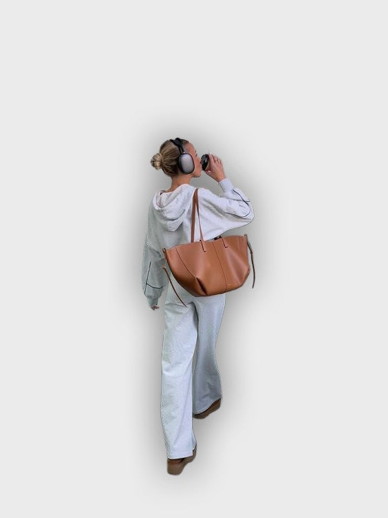 Bolso de mano diseñado con pliegues en los laterales