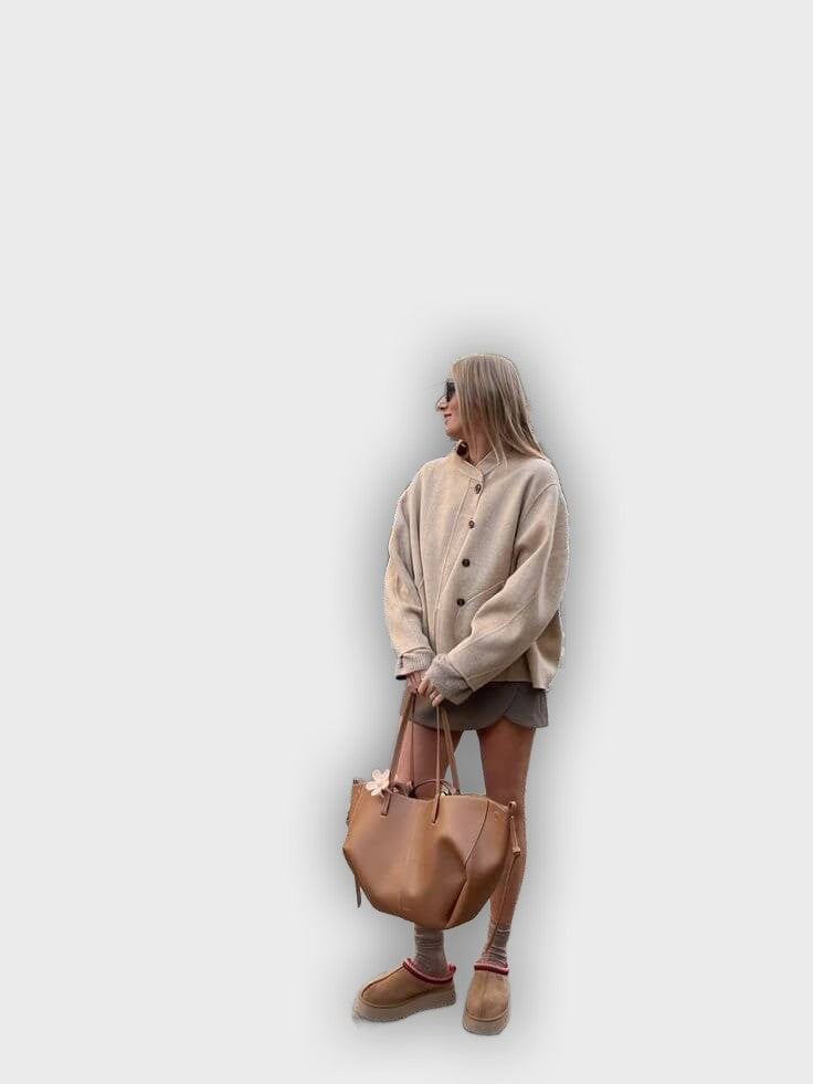 Bolso de mano diseñado con pliegues en los laterales