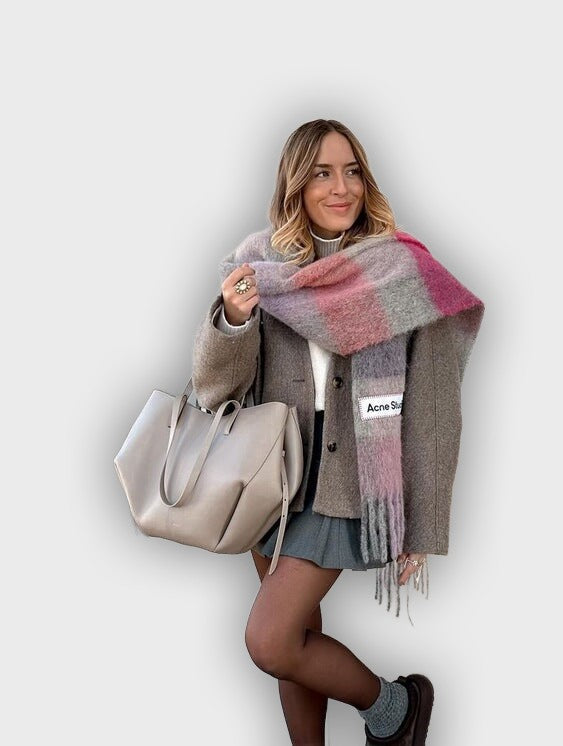 Bolso de mano diseñado con pliegues en los laterales