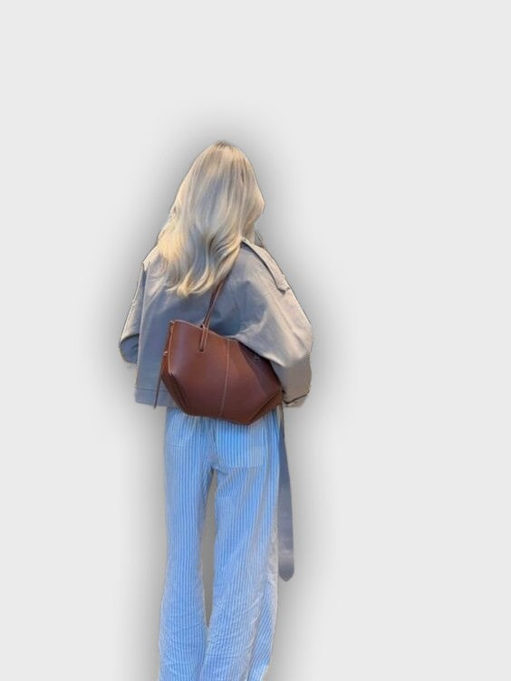 Bolso de mano diseñado con pliegues en los laterales