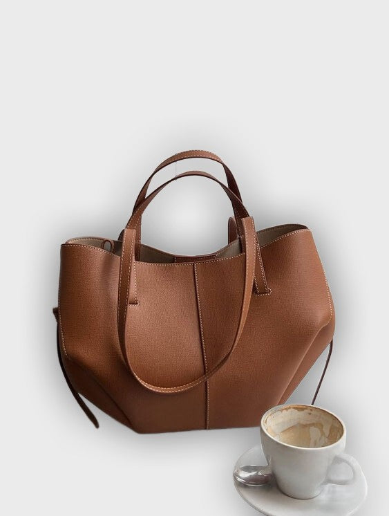 Bolso de mano diseñado con pliegues en los laterales