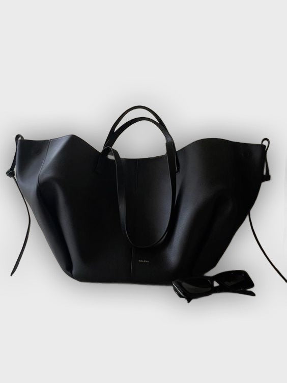 Bolso de mano diseñado con pliegues en los laterales