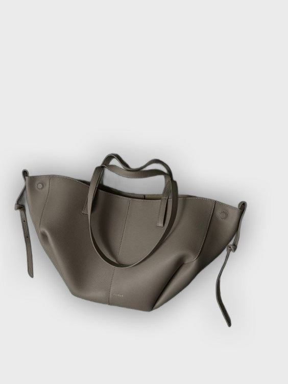 Bolso de mano diseñado con pliegues en los laterales