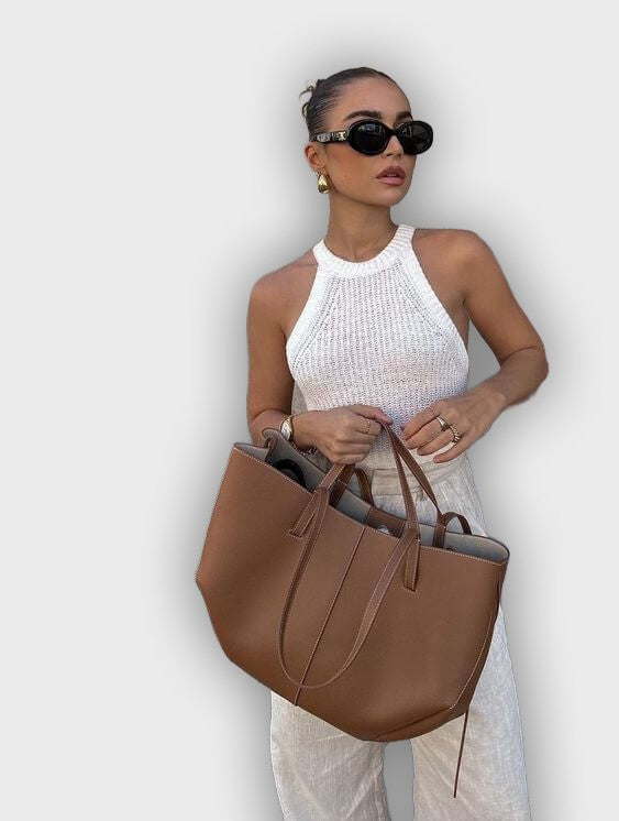 Bolso de mano diseñado con pliegues en los laterales