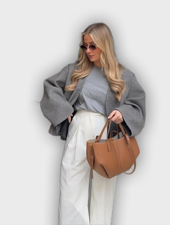 Bolso de mano diseñado con pliegues en los laterales