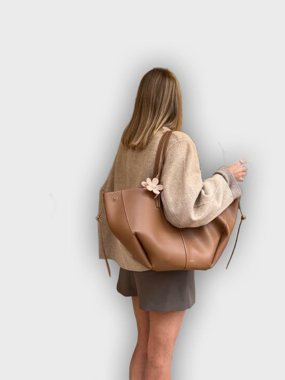 Bolso de mano diseñado con pliegues en los laterales