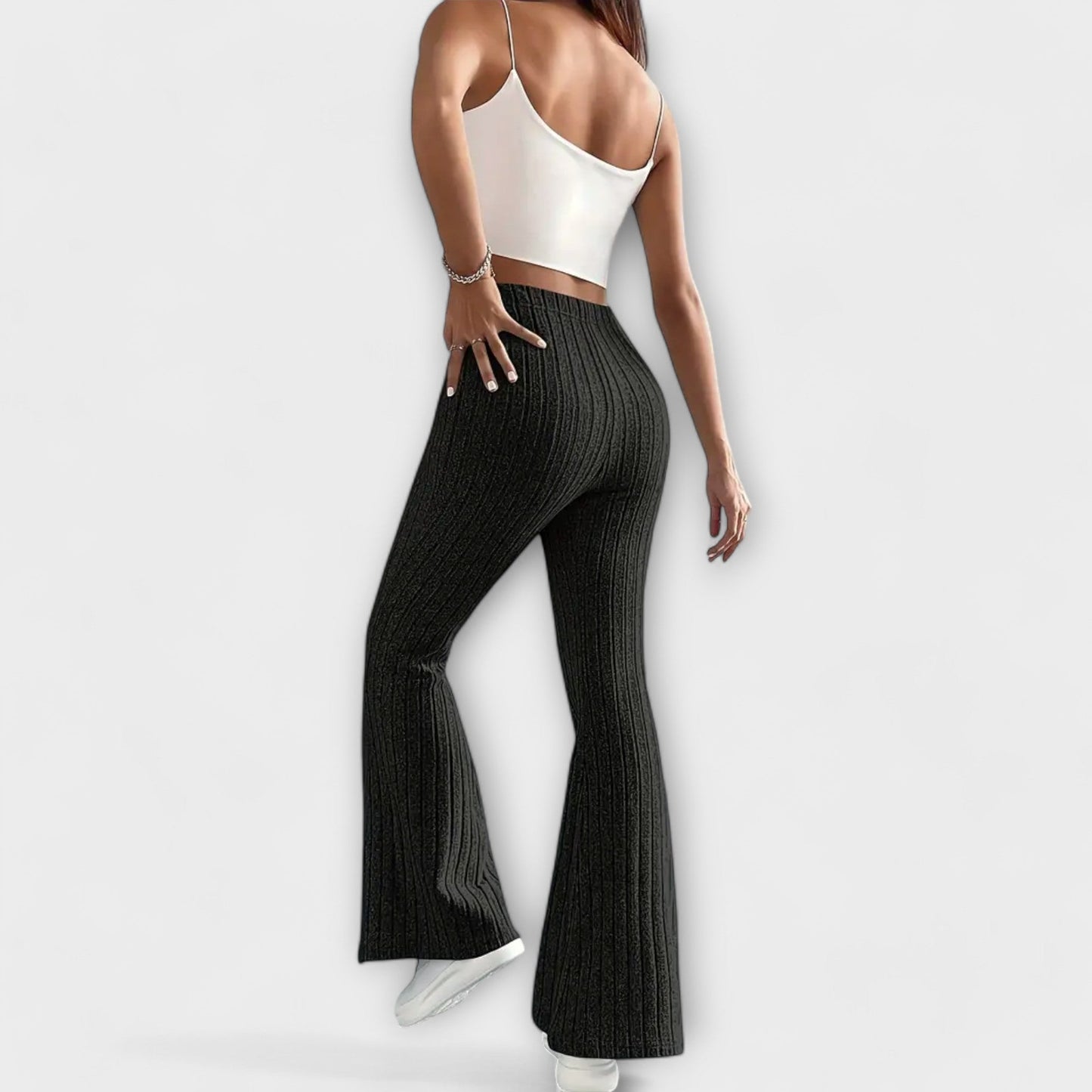 Pantalones elegantes para mujeres con corte destacado