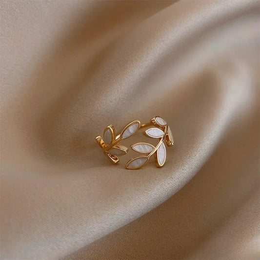 Anillo de oro ajustable con hoja de ópalo blanco