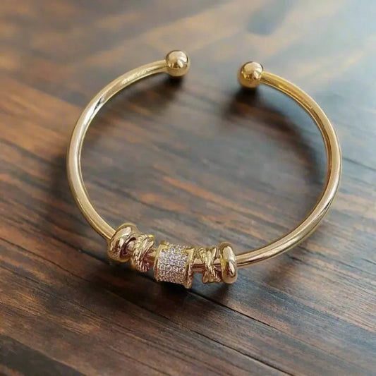 Pulsera ajustable de oro con colgantes