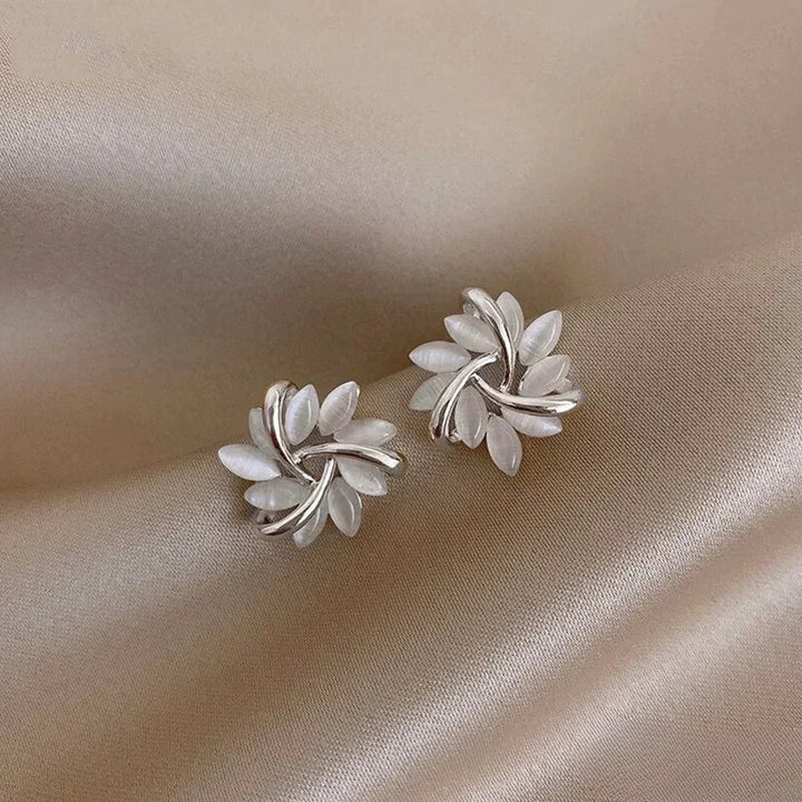 Pendientes de oro elegantes con motivos de flor de ópalo