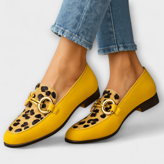 Zapatillas Sonia con estampado animal y clip decorativo