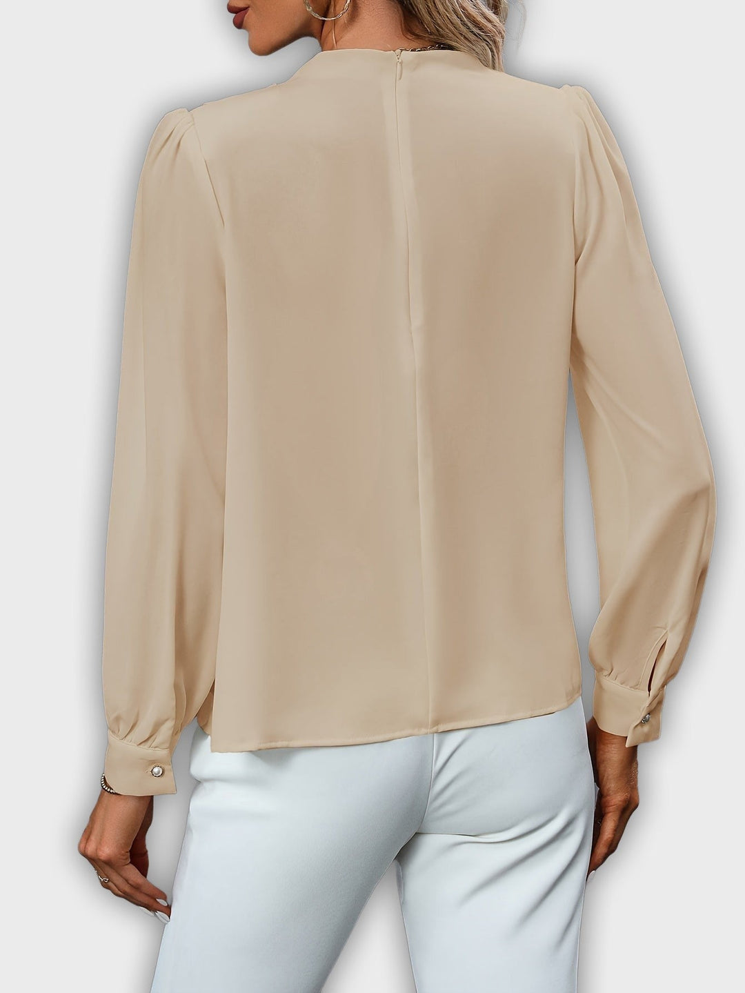 Camisa elegante con cuello alto