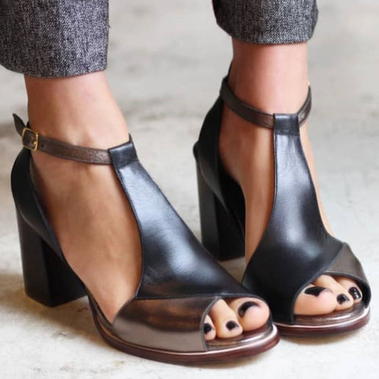 Nadaria | Sandalias peep toe de charol negro con tacón