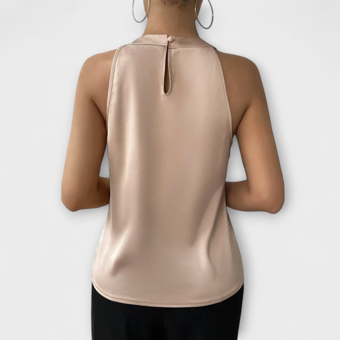 Camisa de satén elegante con hombros al descubierto