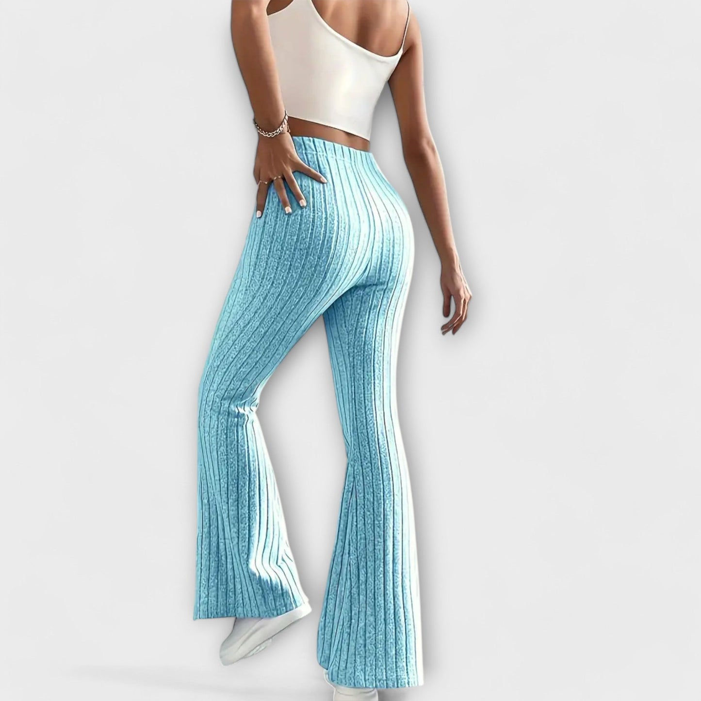 Pantalones elegantes para mujeres con corte destacado