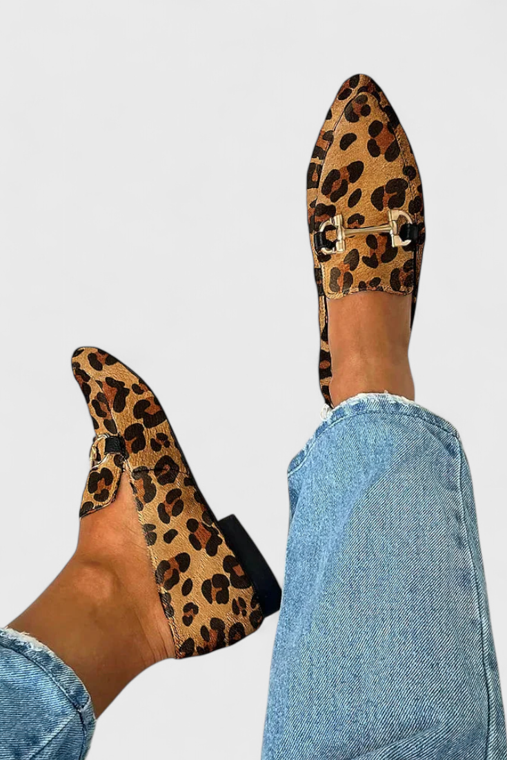 Mocasines elegantes para el acompañamiento con diseño grabado y tacón delgado